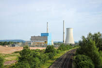 Das Kraftwerk Ensdorf einen Tag vor der der Sprengung der Trme am 29. Juni 2024. Mittlerweile steht der Bau der Fabrik, fr die das Kraftwerk weichen musste auf der Kippe. Im Vordergrund ist die Saarstrecke (KBS 685) zu sehen.