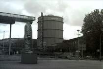Skulptur  Stahlarbeiter  und Gasometer in Vlklingen am 16. Juni 2024. Aufgenommen mit einer Minolta Dynax 3xi und einem Agfa 100 s/w Film 