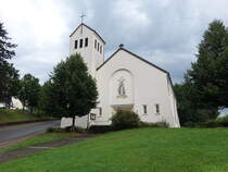 Aschbach, Pfarrkirche St. Maternus, erbaut von 1949 bis 1951 durch den Architekten Moritz Gombert (01.08.2024)