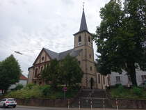 Eppelborn, Pfarrkirche St. Sebastian, Kirchturm und Chor erbaut 1760, erweitert von 1879 bis 1881 (01.08.2024)