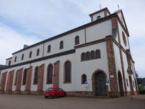 Losheim am See, Pfarrkirche St. Peter und Paul, erbaut 1946 durch den Architekten Josef Wilhelm Stockhausen (01.08.2024)
