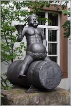 Diese um 1700 datierte Bacchus-Figur steht neben dem Vulkaneifel-Museum in Daun. 14.08.2008