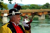 Holzbr�cke - Postillion Ernst Rieger mit der 400 Jahre alten Holzbr�cke im Hintergrund. Die neue Sondermarke mit dem Motiv der Br�cke, gibt es seit heute f�r 70 Cent in allen Poststellen zu kaufen. 4.9.2008