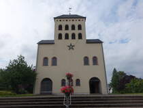 Rappweiler, Pfarrkirche Maria Himmelfahrt, Saalkirche erbaut von 1868 bis 1872, Querhaus erbaut 1923, dreiteiliger Westriegel erbaut von 1952 bis 1953 durch den Architekten Fritz Thoma (01.08.2024)