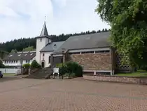 Rimlingen, Pfarrkirche Hl. Kreuz, Kirchturm erbaut im 12. Jahrhundert (01.08.2024)