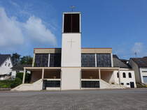 Eiweiler, kath. Pfarrkirche St. Barbara, erbaut 1959 mit Buntglasfenstern von Prof. Albert Burkhart (02.08.2024)
