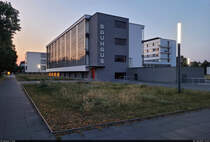 Bauhaus Dessau am Abend. Das wohl berhmteste Gebude von Walter Gropius wird im nchsten Jahr 100 Jahre alt.

🕓 20.7.2024 | 21:43 Uhr