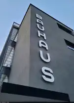 Unverkennbar mit Dessau verbunden: das Bauhaus. Hier der markante Schriftzug am ehemaligen Schulgeb�ude.

🕓 20.7.2024 | 21:45 Uhr