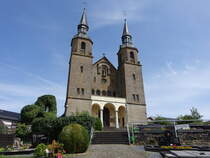 Helfant, Pfarrkirche St. Bartholomus, erbaut von 1848 bis 1849, Doppelturmfassade von 1912 (03.08.2024)