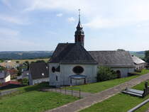 Kahren, Pfarrkirche St. Matthias, neugotischer Saalbau mit Querhaus, erbaut 1733 (03.08.2024)