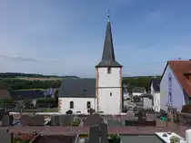 K�rrig, Pfarrkirche St. Lukas und St. Arnold, Kirchturm erbaut um 1200, Kirchenschiff erbaut 1691 (03.08.2024)