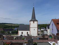 Krrig, Pfarrkirche St. Lukas und St. Arnold, Kirchturm erbaut um 1200, Kirchenschiff erbaut 1691 (03.08.2024)