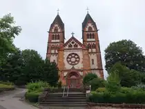 Mettlach, neoromanische Pfarrkirche St. Lutwinus, erbaut von 1901 bis 1905 (03.08.2024)