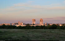 Panorama von Halle-Neustadt am Abend.
Dieser Blick ist mglich von der recht neuen Brcke ber die Eislebener Chaussee (B 80) am Rand von Halle-Nietleben.

🕓 9.6.2024 | 21:08 Uhr