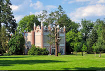 Eingebettet im Grn steht das Gotische Haus im Wrlitzer Park. Leider wurden an der englischen Fassadenseite schon die Jalousien herabgelassen.

🕓 20.7.2024 | 16:43 Uhr