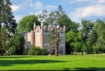 Eingebettet im Gr�n steht das Gotische Haus im W�rlitzer Park. Leider wurden an der englischen Fassadenseite schon die Jalousien herabgelassen.

🕓 20.7.2024 | 16:43 Uhr