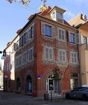 Schlettstadt (Selestat), markantes Gebude in der Altstadt mit Fassadenmalerei, Okt.2024