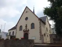 Perl, Pfarrkirche St. Gervasius und Protasius, Kirchturm romanisch, Chor sp�tgotisch, Langhaus erbaut 1716 (03.08.2024)