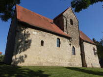 Obschtz, evangelische St. Laurentius Kirche, romanische Chorturmkirche aus dem 12. Jahrhundert (21.09.2024)