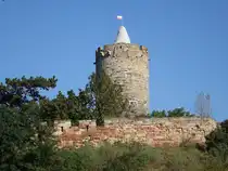 Bergfried der Burg Sch�nburg, H�henburg auf einem Sandsteinfelsen �ber der Saale, erbaut um 1130 (21.09.2024)