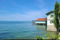 Das Aeschacher Bad ist ein Pfahlbau von 1911 und begrt Badegste am Bodensee-Ufer von Lindau-Aeschach. Davor steht das Lotzbeckhusle, das vom Bund Naturschutz in Bayern e. V. genutzt wird.

🕓 30.7.2024 | 12:03 Uhr