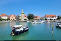 Hafen-Ensemble in Lindau (Bodensee), mit Hotels, dem Mangturm und dem Bundespolizeirevier (rechter Bildrand).

🕓 30.7.2024 | 12:35 Uhr