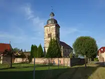 Kalzendorf, evangelische St. Katharina Kirche, erbaut um 1300, neues Kirchenschiff erbaut 1872 im klassizistischen Stil (22.09.2024)