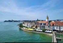 Panorama auf Friedrichshafen am Bodensee. Vom Moleturm lassen sich unter anderem die T�rme der Schlosskirche (links im Hintergrund) sowie von St. Nikolaus (Vordergrund) erkennen.

🕓 30.7.2024 | 14:30 Uhr