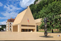 2008 erffnet wurde das Landtagsgebude des Frstentums Liechtenstein. Es steht neben dem Regierungsgebude auf dem Peter-Kaiser-Platz in Vaduz. Im Plenarsaal finden 25 Abgeordnete Platz.

🕓 1.8.2024 | 16:19 Uhr