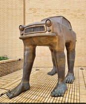 Ein Trabi vor dem Landtag des Frstentums Liechtenstein? Da fhlt man sich als Ostdeutscher ja fast heimisch.
Zu bestaunen ist in Vaduz die  Walking Car Sculpture , die aus einem Trabant gefertigt wurde.

🕓 1.8.2024 | 17:34 Uhr