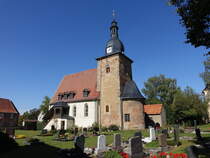 Teutleben, evangelische Kirche, romanische Chorturmkirche, erbaut im 12. Jahrhundert (22.09.2024)