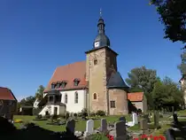 Teutleben, evangelische Kirche, romanische Chorturmkirche, erbaut im 12. Jahrhundert (22.09.2024)