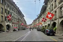 Kramgasse in Bern (CH). Am n�chsten Tag wurde der Schweizer Nationalfeiertag gefeiert. Entsprechend beflaggt worden sind die H�user.

🕓 31.7.2024 | 15:37 Uhr