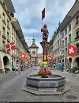 Z�hringerbrunnen in der Kramgasse von Bern (CH). Dahinter steht die ber�hmte Zytglogge, ein mechanischer Uhrturm.
Die Figur auf dem Brunnen soll einen B�ren mit Helm darstellen. Auf meinen ersten Blick mutet er wie ein Tiefseetaucher an.

🕓 31.7.2024 | 15:34 Uhr