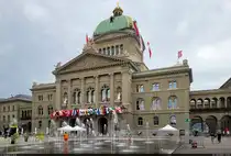 Parlamentsgeb�ude des Bundeshauses in Bern (CH). Einen Tag sp�ter wird hier die Bundesfeier stattgefunden haben. Die Flaggen der Kantone h�ngen schon.

🕓 31.7.2024 | 17:05 Uhr