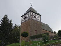 Grillenberg, evangelische St. Nicolai Kirche, Ostturm erbaut im 13. Jahrhundert, Langhaus erbaut von 1904 bis 1905 (23.09.2024)