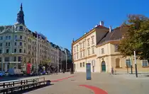 Blick �ber den Platz der Menschenrechte am Eingang zur Mariahilfer Stra�e in Wien. Rechts schlie�t das MuseumsQuartier an, das zahlreiche Museen beheimatet. (12.08.2020)