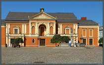 Auf dem Theaterplatz von Klaipėda steht der Simon-Dach-Brunnen, der dem Volkslied  nnchen von Tharau  gewidmet ist. Dahinter befindet sich das Dramatheater. (Klaipėda, 25.08.2024)