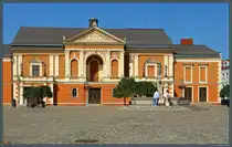 Auf dem Theaterplatz von Klaipėda steht der Simon-Dach-Brunnen, der dem Volkslied  �nnchen von Tharau  gewidmet ist. Dahinter befindet sich das Dramatheater. (Klaipėda, 25.08.2024)