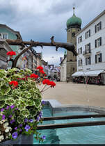 Hinter dem Brunnen am Leitbhel erhebt sich in der Rathausstrae von Bregenz (AT) der Turm der Seekapelle Zu unserer lieben Frau.

🕓 2.8.2024 | 15:25 Uhr