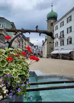 Hinter dem Brunnen am Leitb�hel erhebt sich in der Rathausstra�e von Bregenz (AT) der Turm der Seekapelle Zu unserer lieben Frau.

🕓 2.8.2024 | 15:25 Uhr