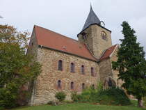 Beyernaumburg, evangelische St. Urban Kirche am Kirchplatz, erbaut im 13. Jahrhundert aus Naturstein. Vierungssturm mit verschiefertem Spitzhelm (24.09.2024)