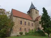 Beyernaumburg, evangelische St. Urban Kirche am Kirchplatz, erbaut im 13. Jahrhundert aus Naturstein. Vierungssturm mit verschiefertem Spitzhelm (24.09.2024)