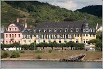 Unkel am Rhein, Gebudeensemble an der Rheinpromenade. Links ist das Freiligrathhaus zu sehen. Aufgenommen vom gegenber liegenden Rheinufer am 14.08.2008.