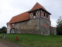 Branderode, evangelische St. Andreas Kirche, Saalkirche mit polygonalem Kirchenchor, erbaut um 1700 (26.09.2024)