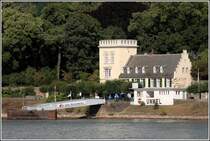 Unkel am Rhein, Gebude an der Rheinpromenade. Aufgenommen vom gegenber liegenden Rheinufer am 14.08.2008.