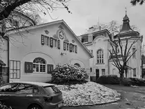 Dieses 1899 erbaute und 1908 erweiterte ehemalige Kutschenhaus (mit Kutscherwohnung) befindet sich in der Innenstadt von Schwelm, im Hintergrund zu sehen ist die im Jahr 1898 f�r den Direktor des Schwelmer Eisenwerks M�ller & Co gebaute Villa. (November 2024)