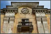 An einem Wohnhaus im Stadtzentrum von Klaipeda sind noch alte Ornamente aus der Sowjetzeit erhaltengeblieben. (26.08.2024)