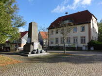 Straberg, Rathaus und Weltkriegsdenkmal am Plan (27.09.2024)
