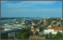 Blick vom Stadtzentrum Klaipėdas auf die Memelm�ndung mit den Hafenanlagen und zahlreichen Kr�nen. (26.08.2024)